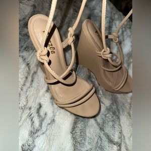 Wedge heeled shoes tan